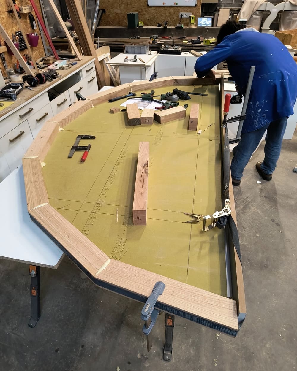 Assemblage de l'imposte cintrée de l'arche sur gabarit, à l'atelier du Wood Gang à Wambrechies