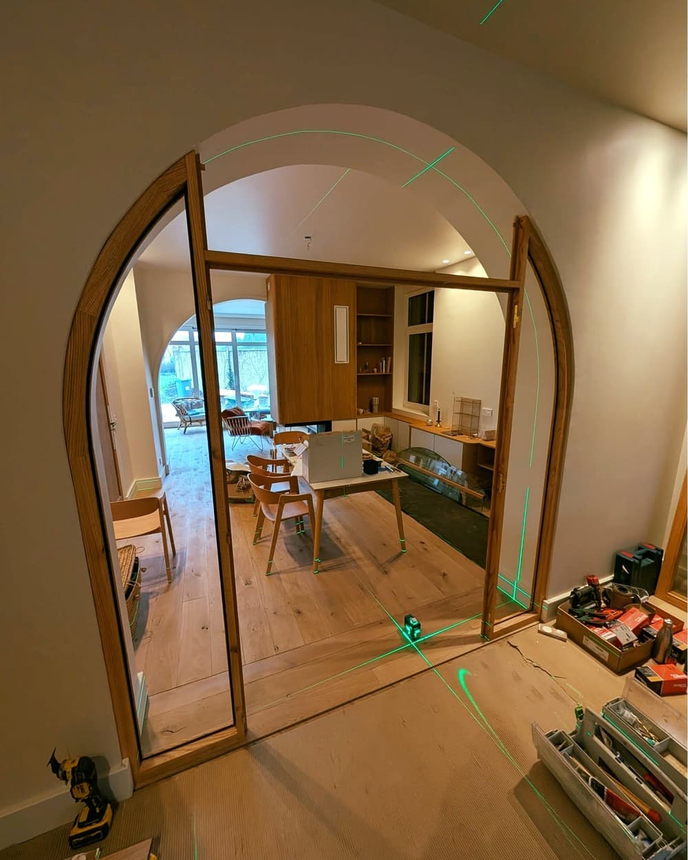 Installation de l'arche verrière en chêne au laser, chez nos clients