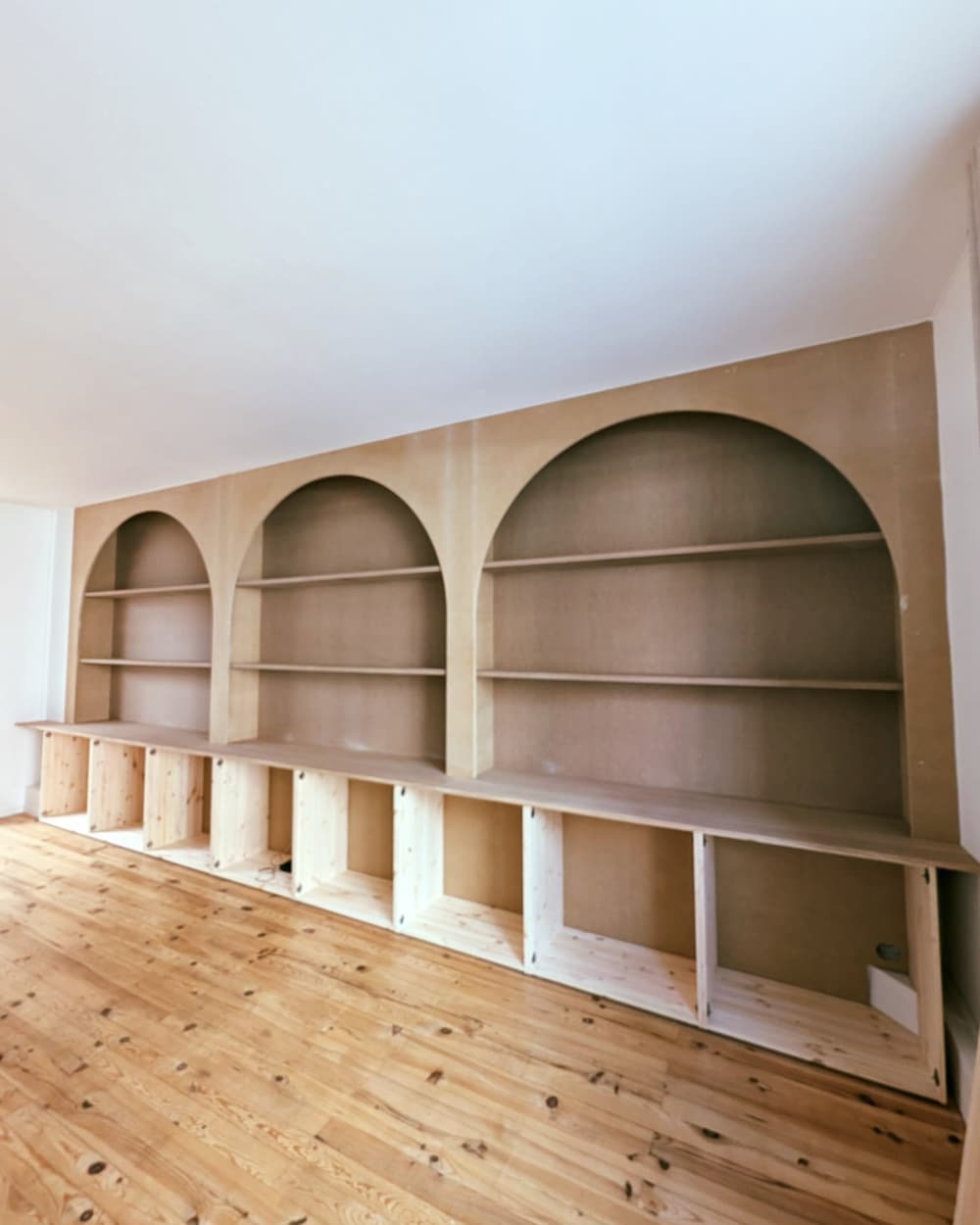 Vue d'ensemble des arches cintrées et des étagères, prêtes à peindre