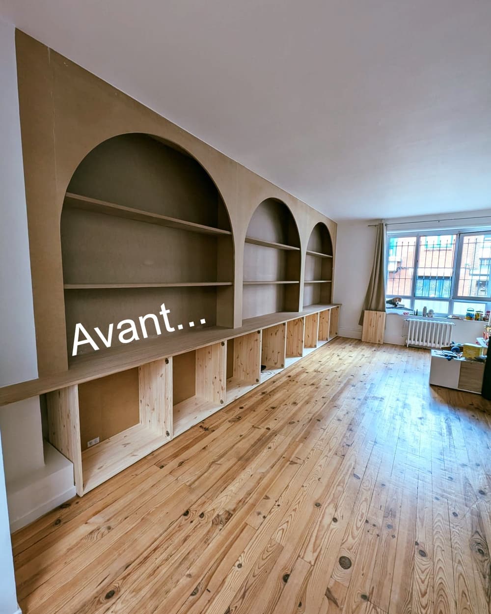 Les arches et les étagères posées en bois brut, avant les finitions des clients