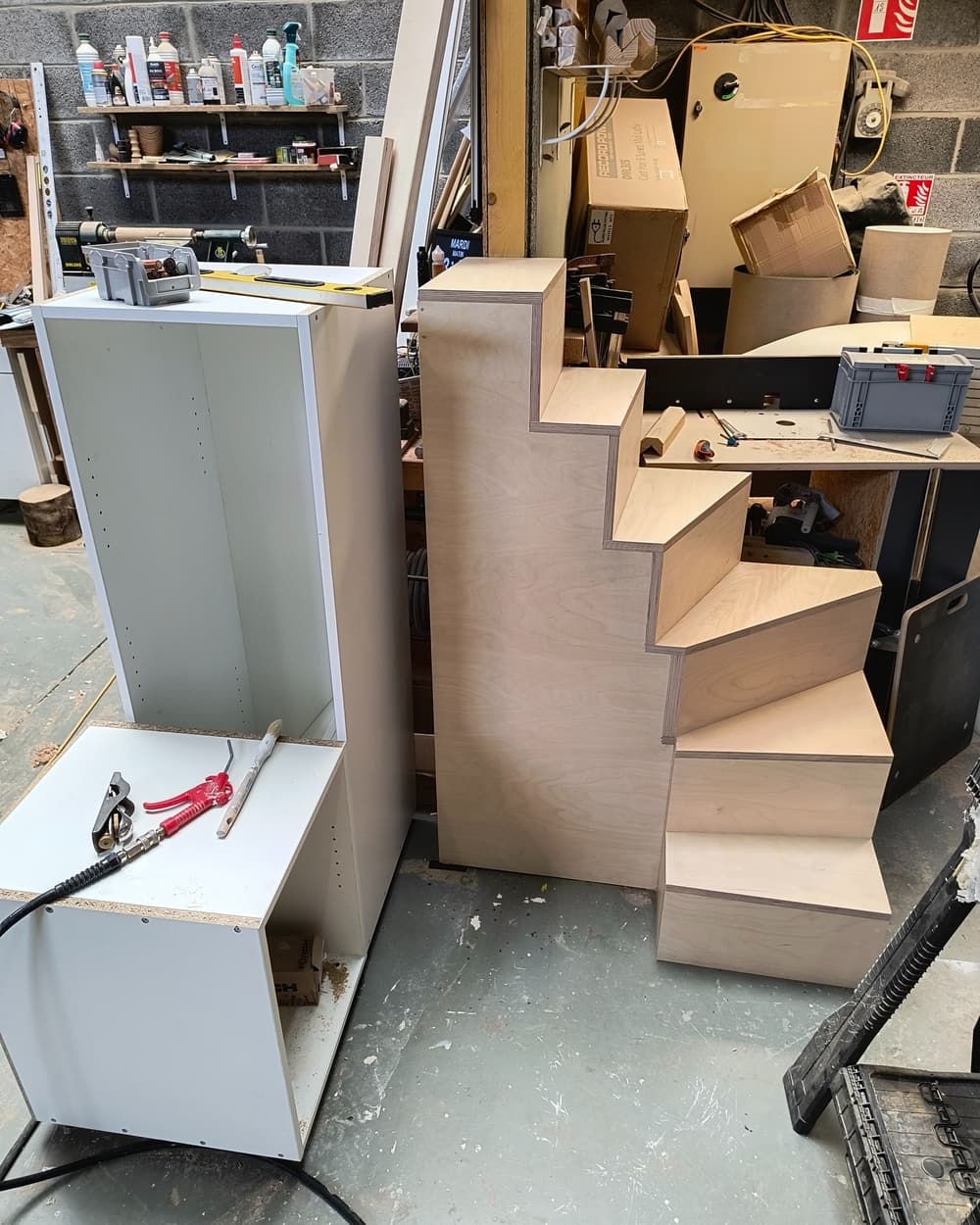 L'escalier en contreplaqué bouleau en cours de fabrication à l'atelier