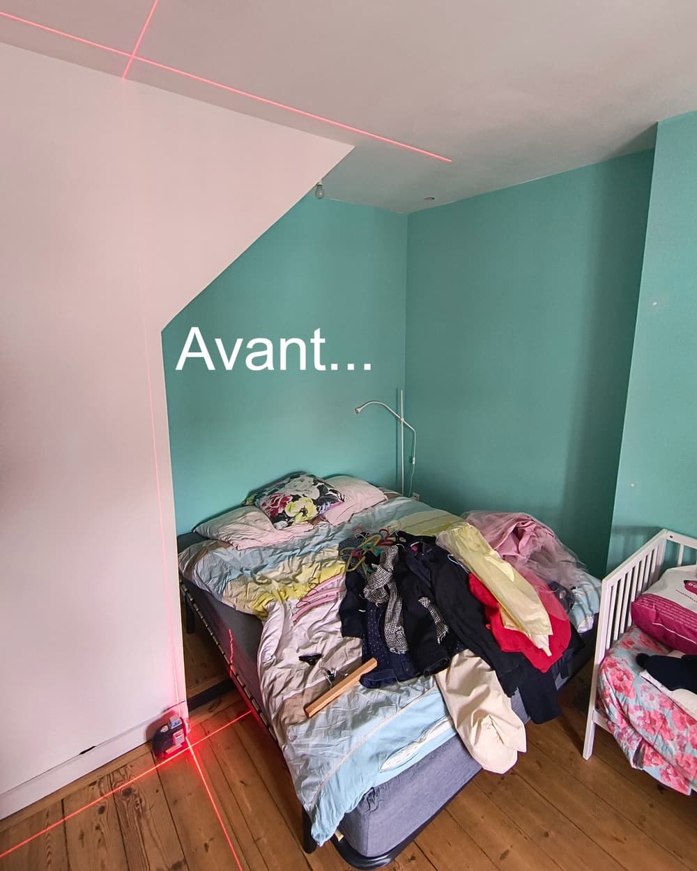 La chambre avant les travaux, avec un lit posé au sol
