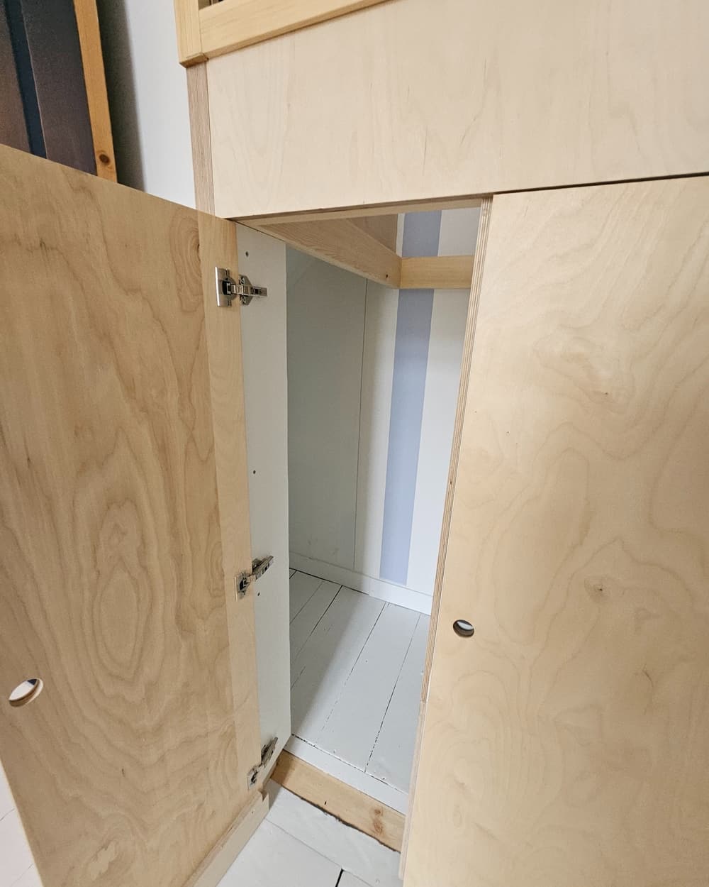 La porte de placard ouverte sur le coin lecture caché