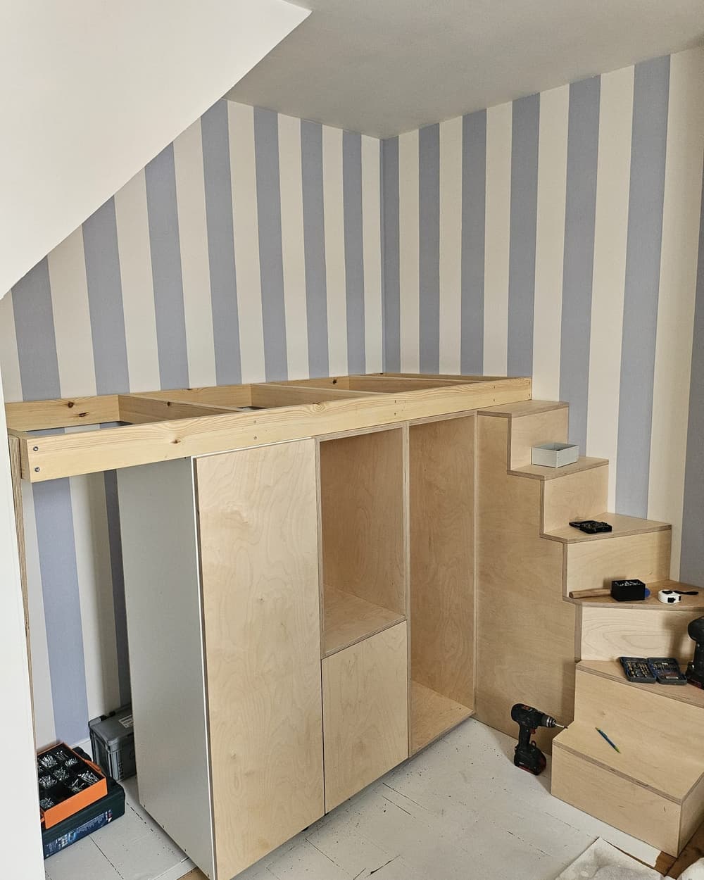 La structure du lit en hauteur et les caissons en cours de montage dans la chambre