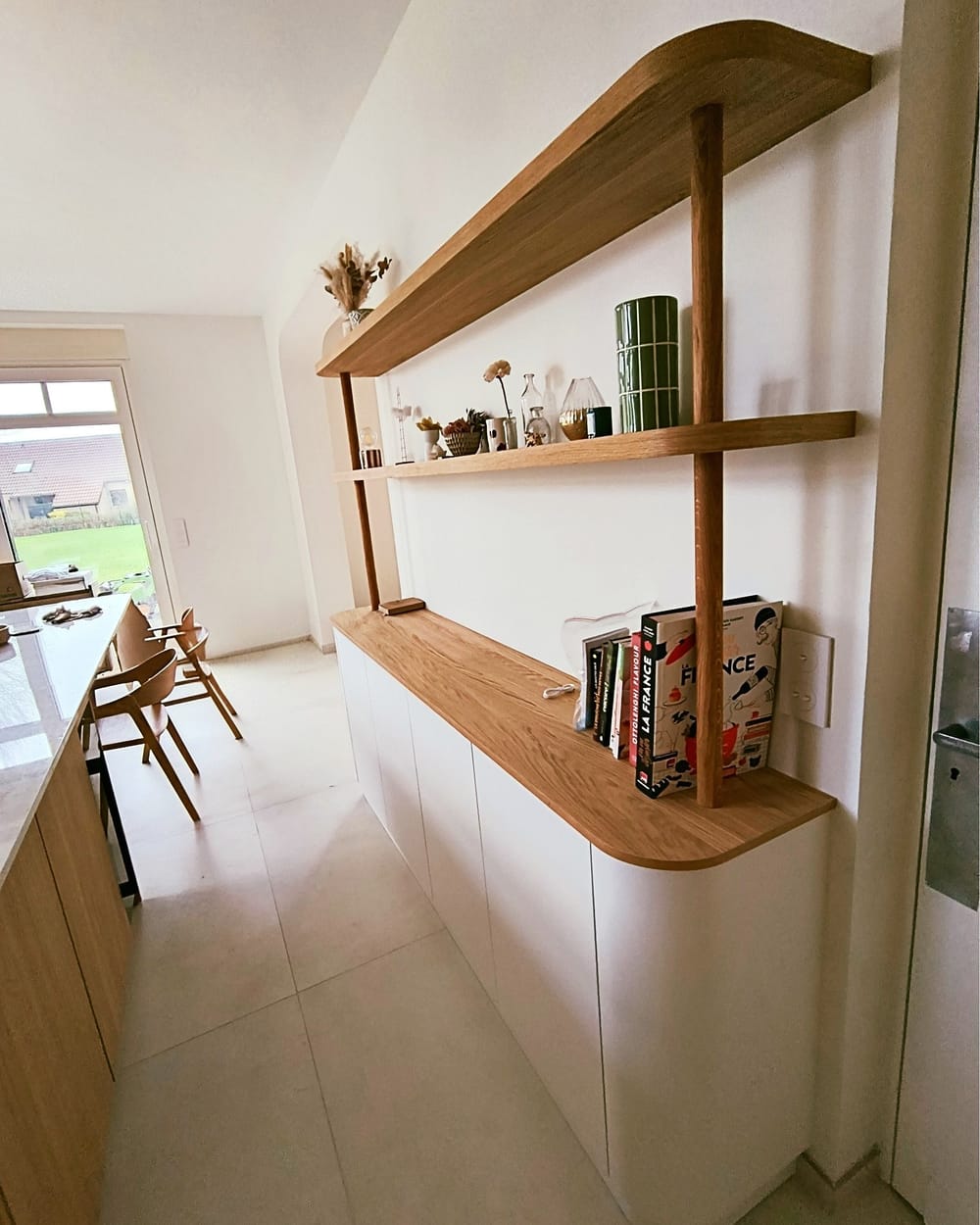 Tablettes suspendues en chêne aux bords arrondis avec bandeaux LED, au-dessus d'un meuble bas