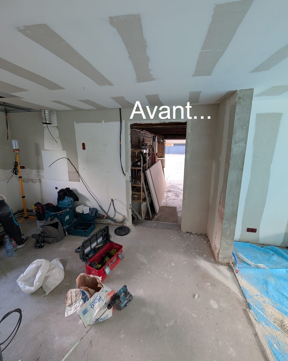 La pièce de la future cuisine avant les travaux, murs à nu, à Mouvaux