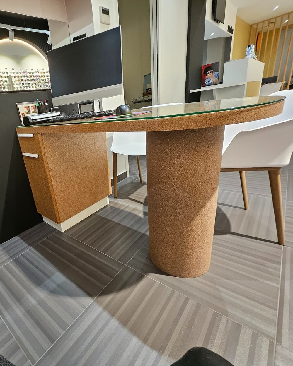 La table de vente ronde sur un pied en liège