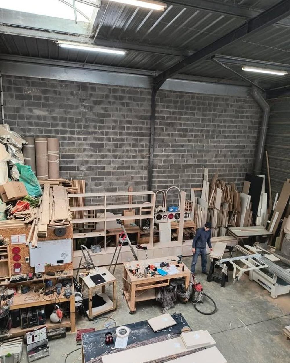 Fabrication des éléments du meuble TV et bibliothèque à l'atelier du Wood Gang à Wambrechies