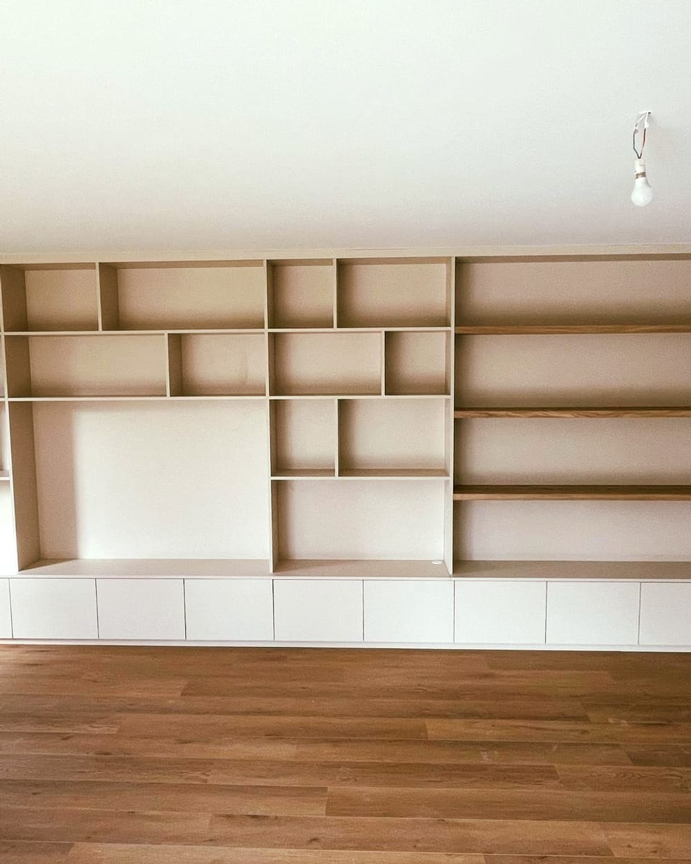 Meuble TV et bibliothèque sur mesure vu de face, cases de toutes tailles et rangements bas