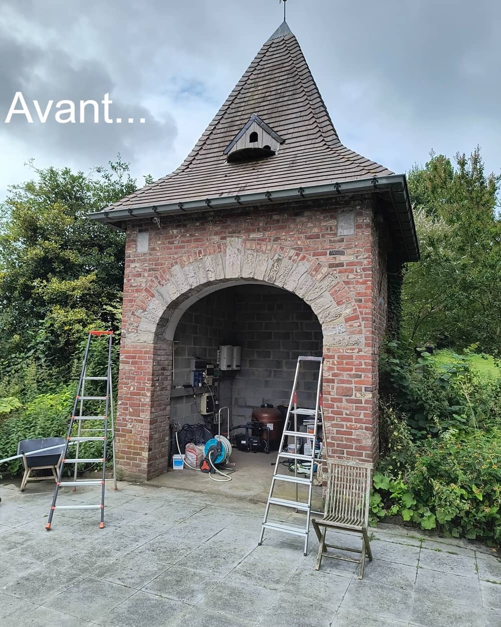 Le pigeonnier en briques avant les travaux, ouvert et servant de remise