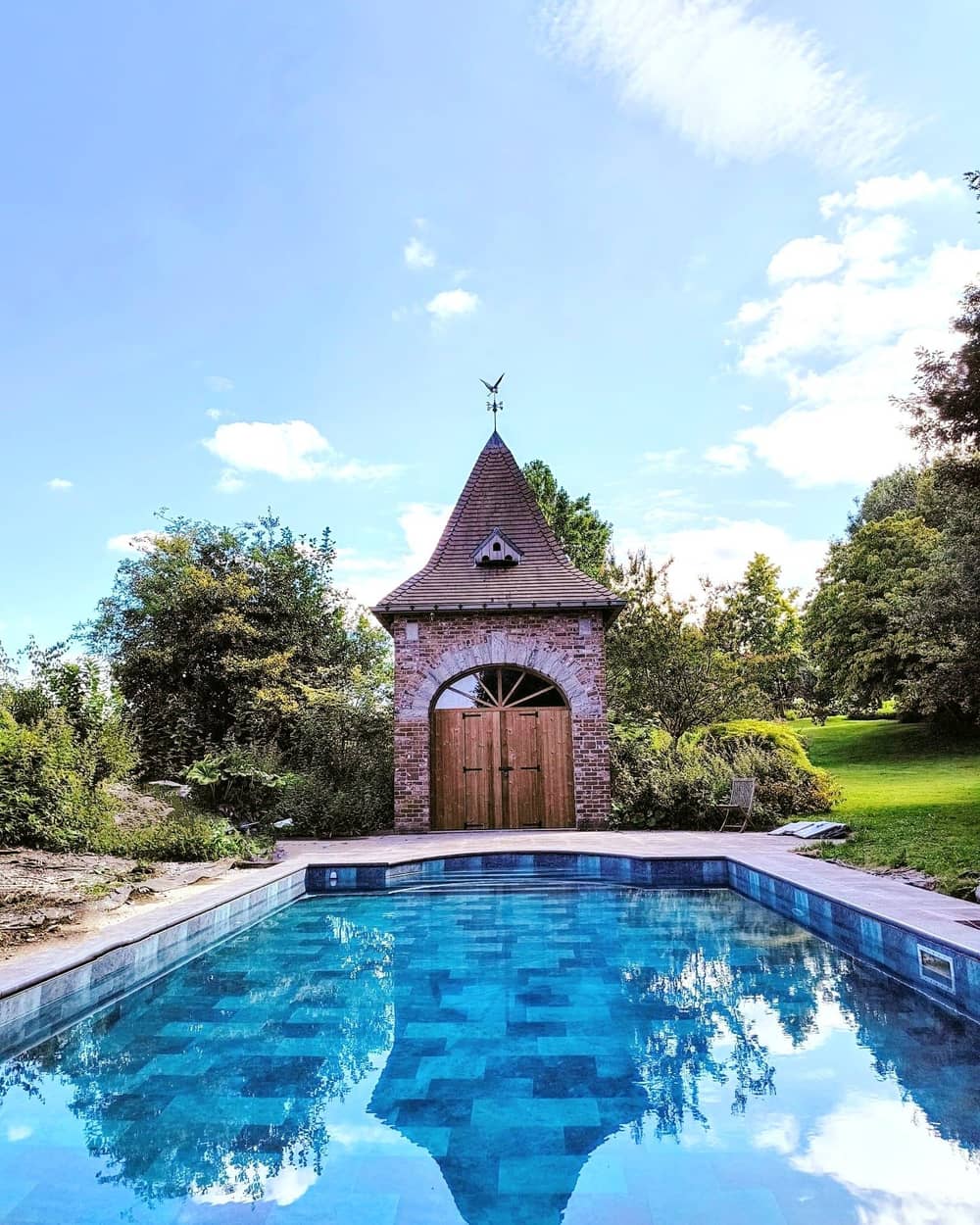 Le pigeonnier transformé en pool-house, au bout de la piscine