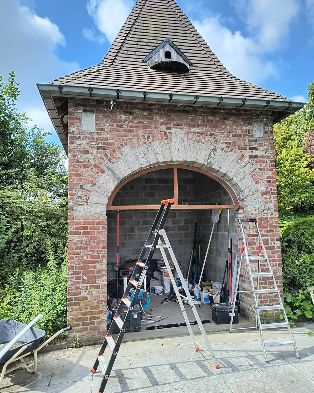 Le cadre de l'arche posé dans l'ouverture du pigeonnier