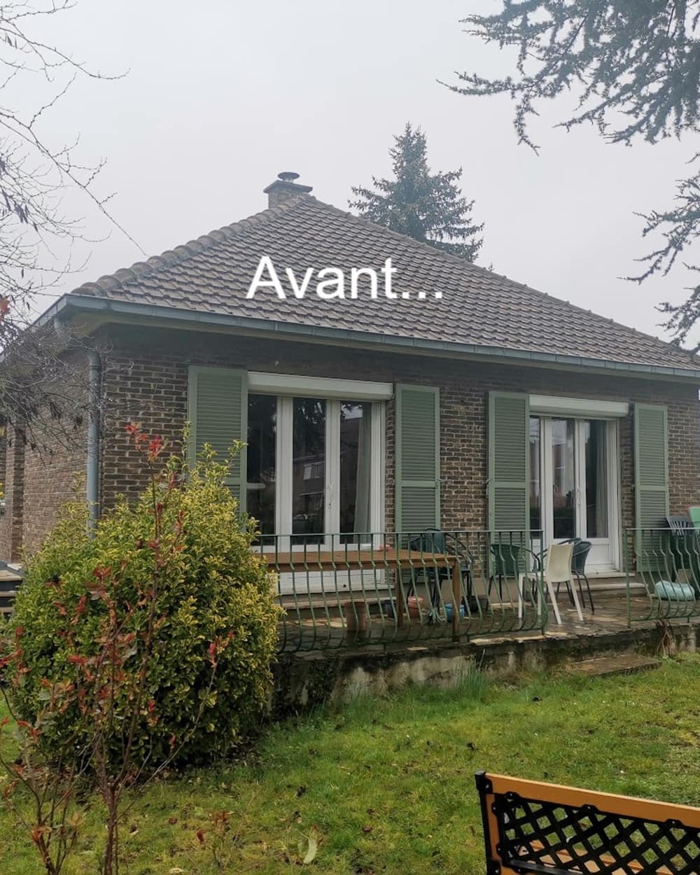 La maison avant les travaux, avec une petite terrasse et un garde-corps métallique