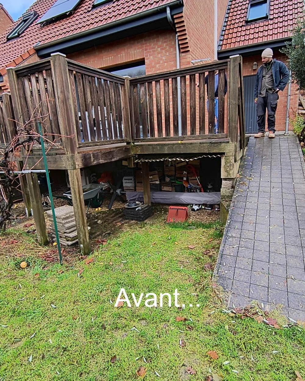L'ancienne terrasse en hauteur, en bois usé, avant les travaux à Fretin