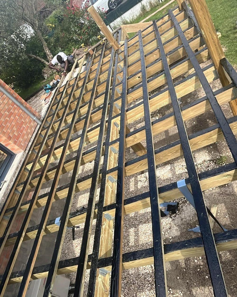 La structure de la terrasse en pin autoclave, avant la pose des lames