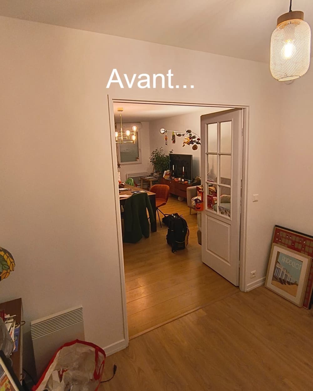 Avant les travaux : l'ancienne double porte blanche entre l'entrée et le salon