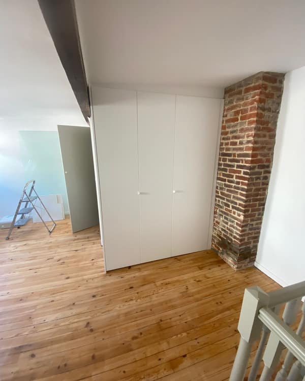 Aménagement intérieur en bois sur mesure par Le Wood Gang : Et voilà comment apporter un gros volume de rangement + un coin machine à laver à l'abris des regards 😄😀