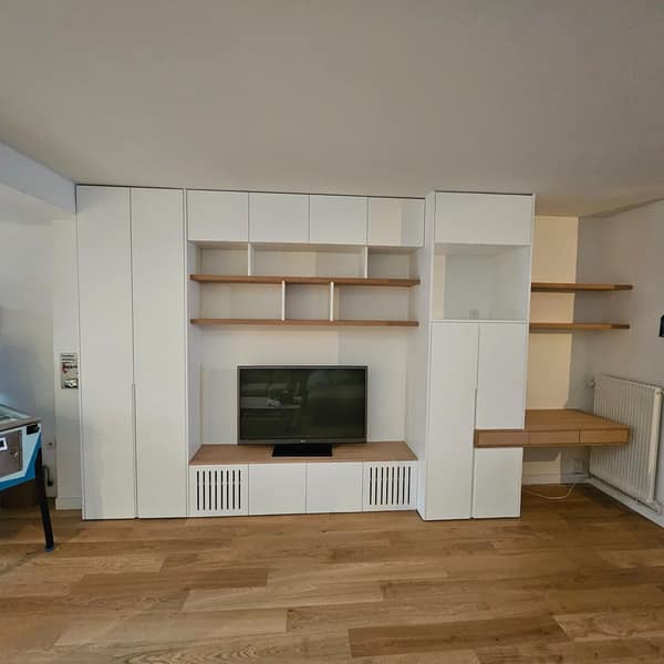 Aménagement intérieur en bois sur mesure par Le Wood Gang : Mais...il flotte ce bureau ?