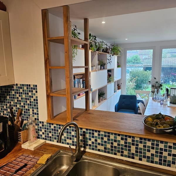 Réalisation en bois sur mesure par Le Wood Gang : C'est l'histoire d'un client qui avait récupéré une vieille poutre en chêne dans la maison de son arrière…