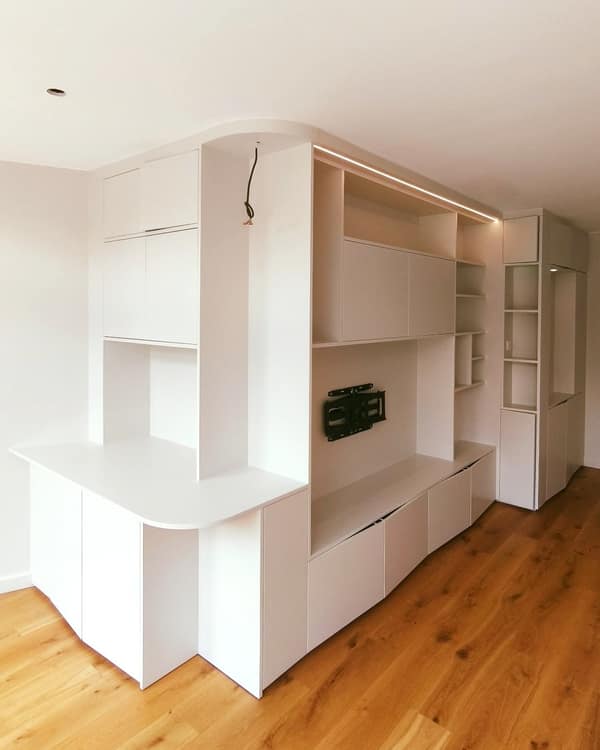 Aménagement intérieur en bois sur mesure par Le Wood Gang : Aménagement très technique pour ce grand projet multifonctions, + de 4m de long, sur un mur en angle, des…
