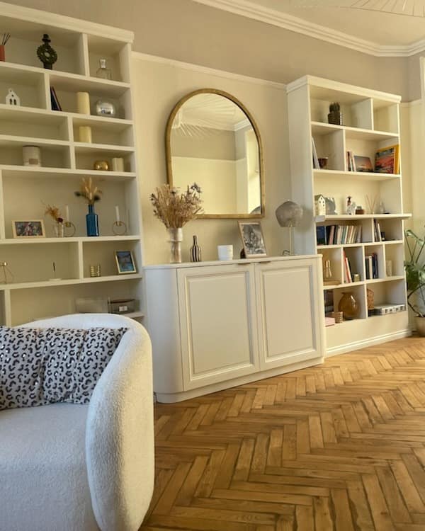 Aménagement intérieur en bois sur mesure par Le Wood Gang : Joli petit buffet sur-mesure pour s'intégrer entre les 2 bibliothèques existantes !