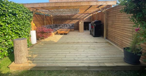 Aménagement extérieur en bois par Le Wood Gang : Qui d'autre a besoin d'un super spot apéro/barbecue pour l'été ?