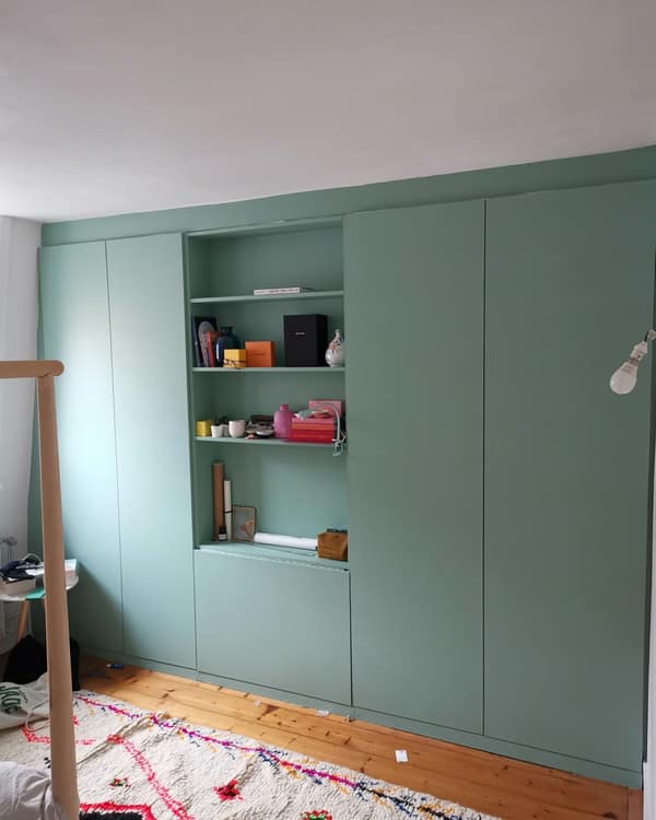 Aménagement bois pour enfants par Le Wood Gang : Vous vous souvenez du dressing sur mesure avec bureau escamotable que nous avons réalisé pour Marie-Astrid ?…