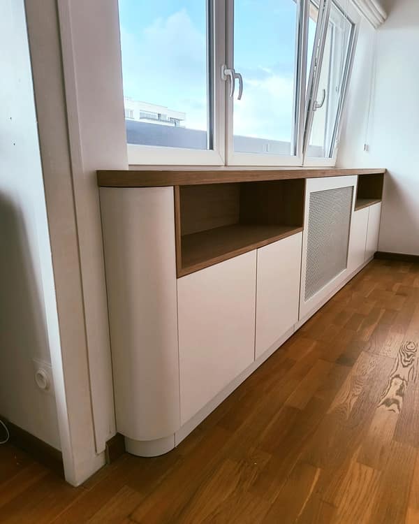 Aménagement intérieur en bois sur mesure par Le Wood Gang : Un cache-radiateur, ok, ça fait toujours son petit effet... mais si on intègre en plus des rangements et du…