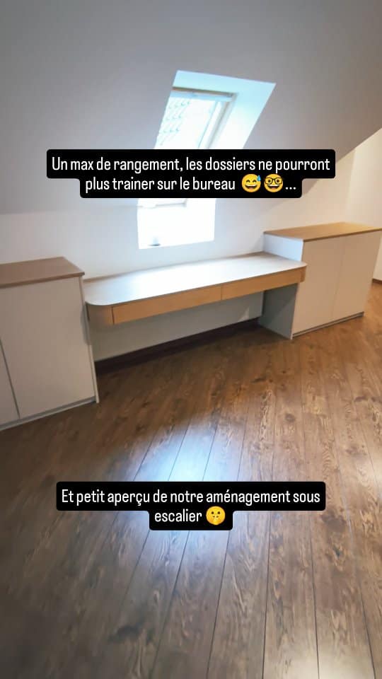 Agencement bois pour professionnels par Le Wood Gang : Aménagement de palier sur-mesure ! Un max de rangement et un plateau de bureau xxl pour travailler au chaud…