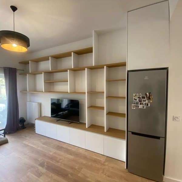 Aménagement intérieur en bois sur mesure par Le Wood Gang : Nouveau look pour cette pièce de vie avec + de 3m20 de hauteur sous plafond ! 😮
