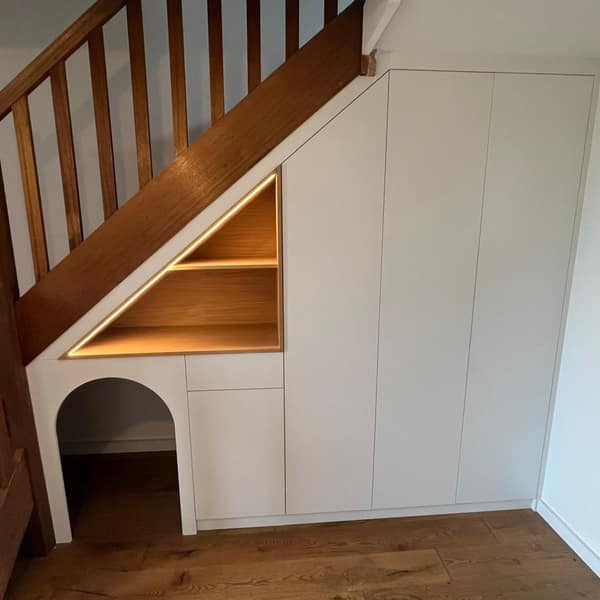 Aménagement intérieur en bois sur mesure par Le Wood Gang : On continue la chasse aux espaces perdus avec cet aménagement sous escalier ! Placards + niches ouvertes 👜🔑…