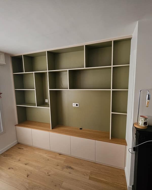 Aménagement intérieur en bois sur mesure par Le Wood Gang : Idée qui marche vraiment bien dans cette jolie maison de .Pour leur meuble télé/bibliothèque, Nos clients ont…