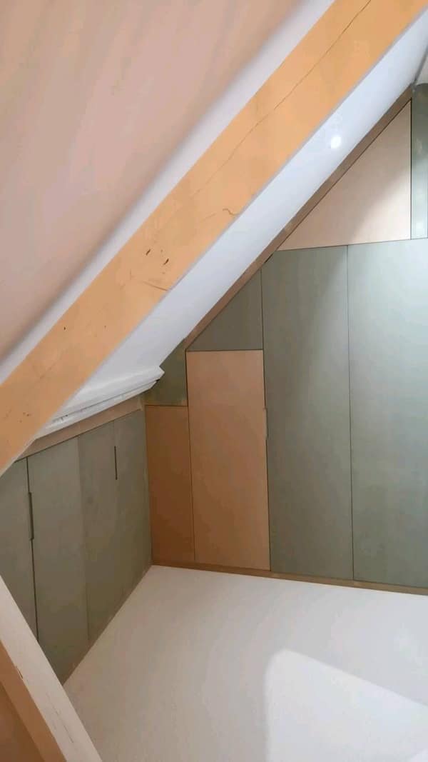 Aménagement intérieur en bois sur mesure par Le Wood Gang : Hello le wood gang, est ce qu'il serait possible d'aménager tout cet espace mansardé ?
