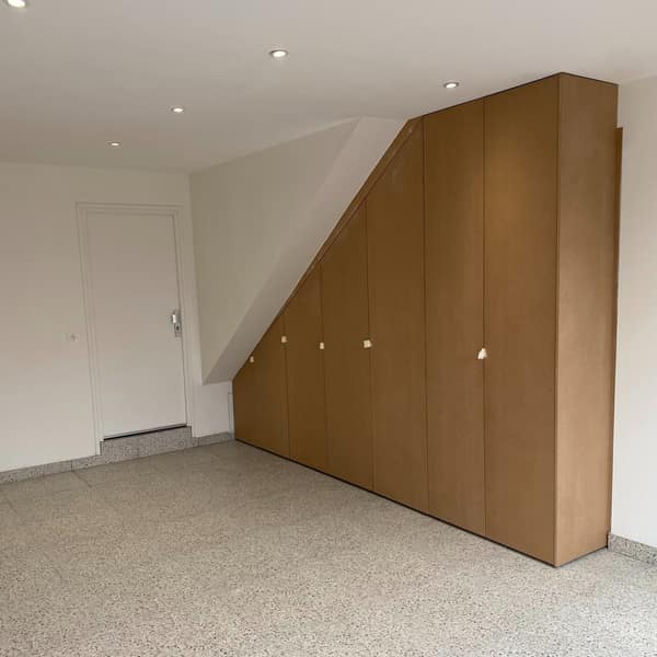 Aménagement intérieur en bois sur mesure par Le Wood Gang : Quand il n'y a plus de place dans la maison...oui oui, on peut aménager le garage 😁👌