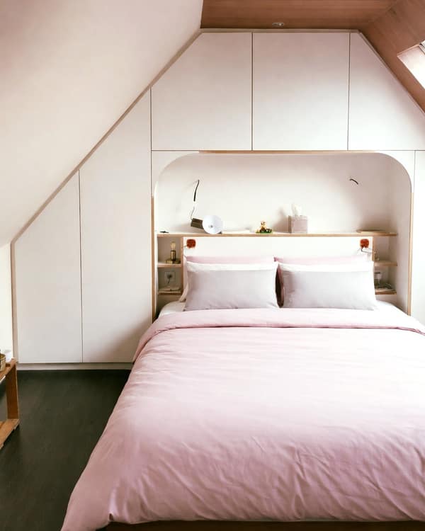 Aménagement intérieur en bois sur mesure par Le Wood Gang : ça nous avait manqué, revoici un beau concept de "Dressing / Tête de lit" !