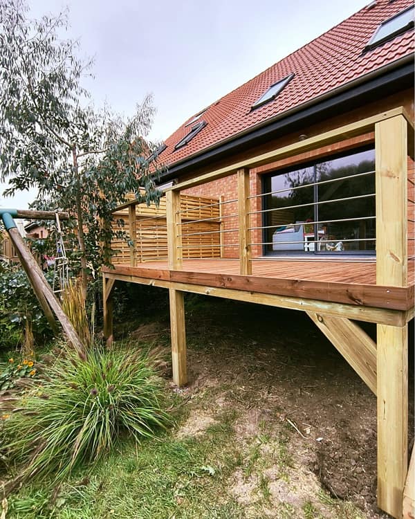 Aménagement extérieur en bois par Le Wood Gang : Bien sûr que non, il n'est pas trop tard pour profiter de sa terrasse 😁👌