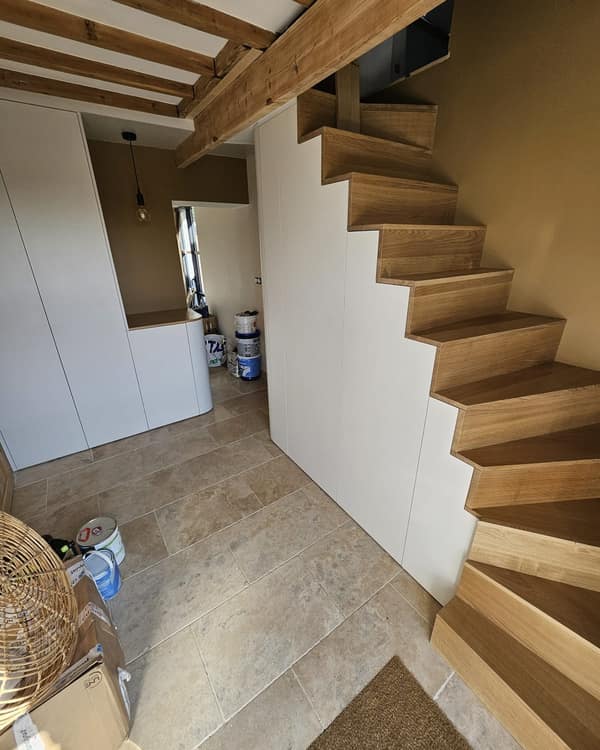 Aménagement intérieur en bois sur mesure par Le Wood Gang : Nous ne sommes pas fabricants d'escalier...MAIS...nos aménagements peuvent créer l'escalier de vos rêves 🤓🤯