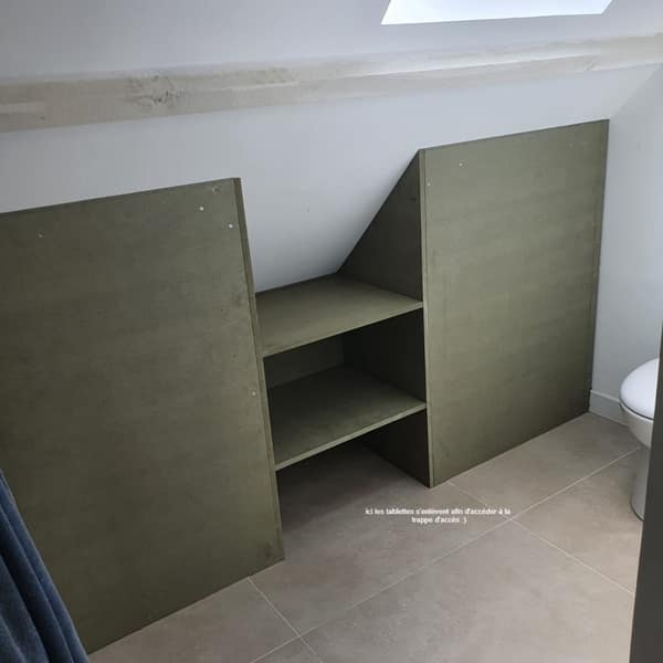 Aménagement intérieur en bois sur mesure par Le Wood Gang : La mission acceptée : Dans cette salle de bain, aménager les espaces perdus sous mansardes en gardant la…