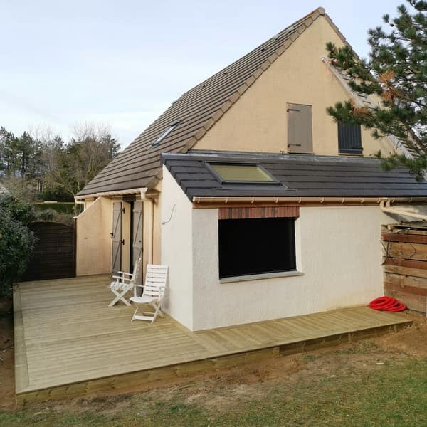 Aménagement extérieur en bois par Le Wood Gang : Qui est prêt à affronter les apéros au soleil ? ✌😎