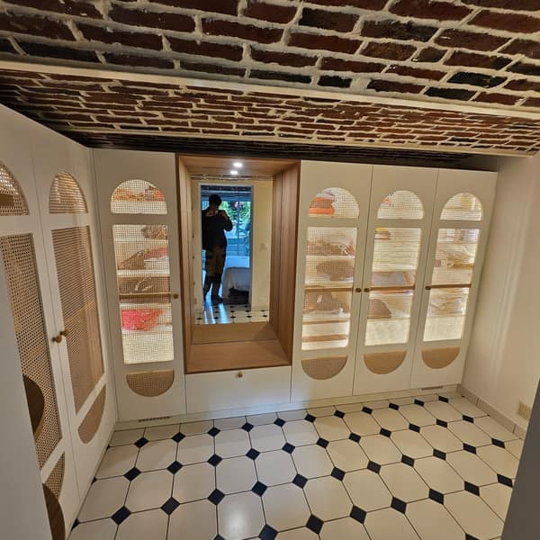 Aménagement intérieur en bois sur mesure par Le Wood Gang : Ici nous devions créer le maximum de rangements, garder une bonne circulation mais surtout... on voulait…