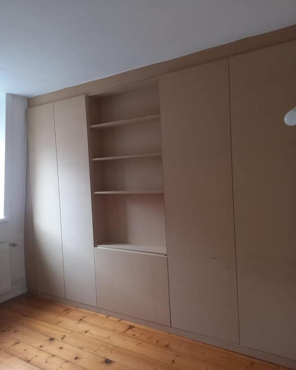 Aménagement intérieur en bois sur mesure par Le Wood Gang : Le défi que nous a lancé Marie-Astrid : imaginer un dressing sur mesure, avec un bureau escamotable, dans la…