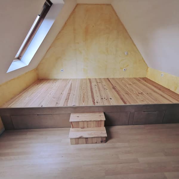 Aménagement intérieur en bois sur mesure par Le Wood Gang : Suite de l'aménagement des combles pour nos clients de Fretin ! Ici l'idée était de pouvoir garder un bureau…