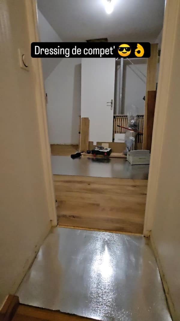 Aménagement intérieur en bois sur mesure par Le Wood Gang : Amenagements sur mesure dans cette grande chambre parentale en sous-pente. Niches/chevets intégrés, placards…