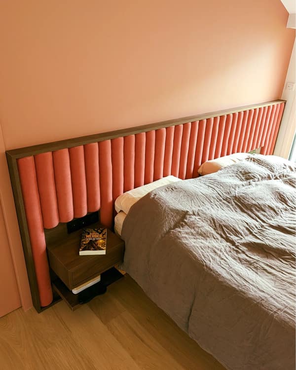 Aménagement intérieur en bois sur mesure par Le Wood Gang : Une touche de Noyer également dans la chambre ?