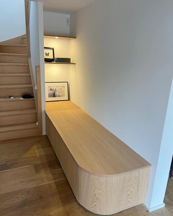 Aménagement bois pour enfants par Le Wood Gang : Qui n'a pas rêvé de s'asseoir tranquillement dans l'entrée pour se chausser ? 🤓