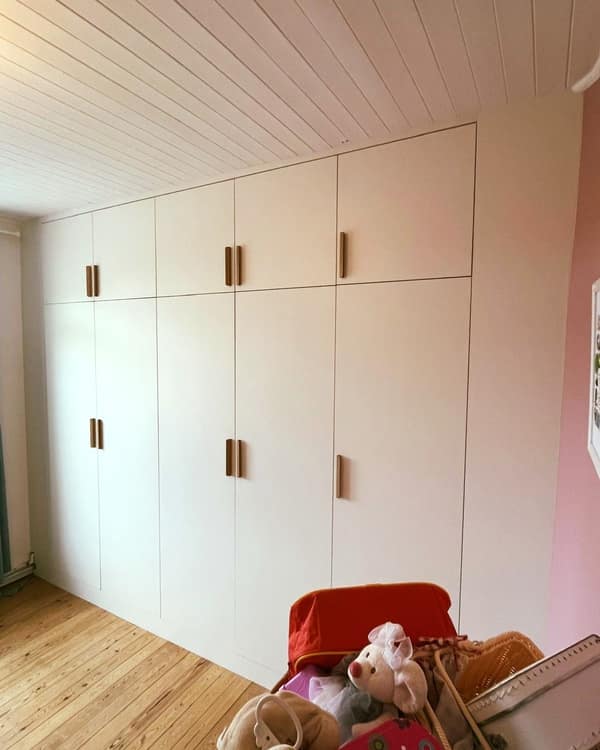Aménagement bois pour enfants par Le Wood Gang : Des murs pas droits dans un ancien placard… le recoin parfait pour le Gang ! 😁🤓