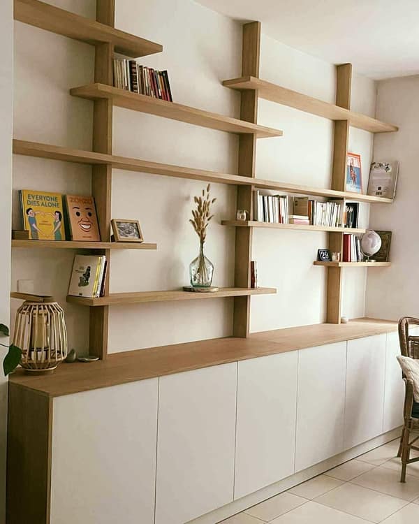 Aménagement intérieur en bois sur mesure par Le Wood Gang : Format XXL pour cet ensemble avec rangements bas et étagères en plaqué chêne.