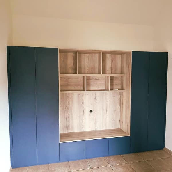 Aménagement intérieur en bois sur mesure par Le Wood Gang : Mélange sympa et original "Bleu Cosmique" et "Chêne Halifax blanc" de chez pour cet ensemble placard /…