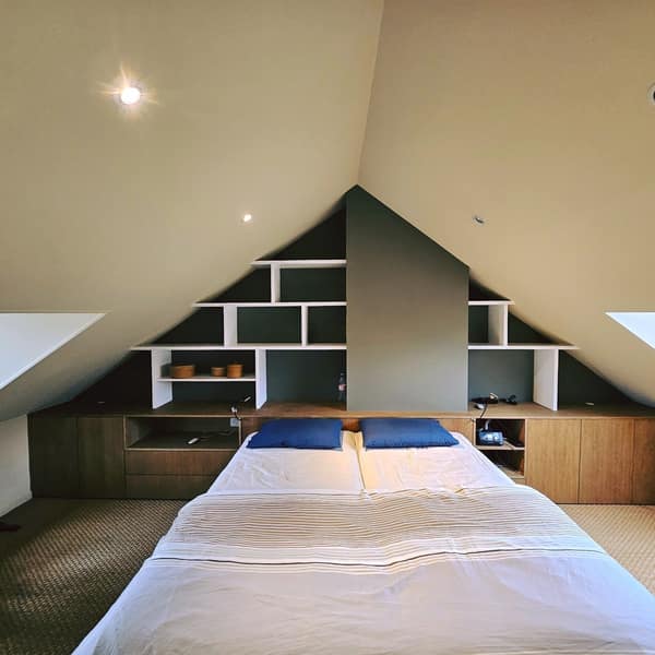 Aménagement intérieur en bois sur mesure par Le Wood Gang : Cette fois, nos supers clients avaient besoin de plus de circulation dans la chambre, du rangement, des…
