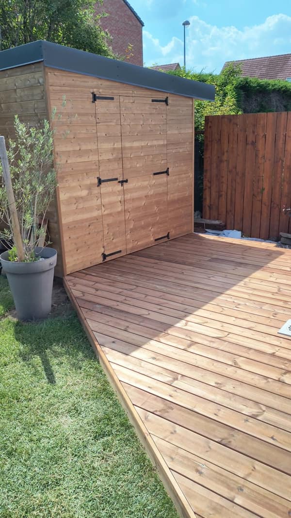 Aménagement extérieur en bois par Le Wood Gang : Terrasse et abris de jardin sur-mesure en pin marron by votre Gang préféré 😅😎☀️